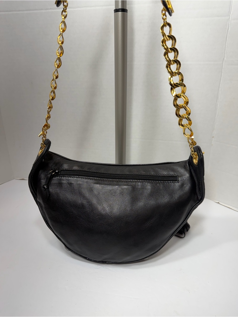 VINTAGE BOTTEGA VENETA Black Leather Shoulder Bag with Gold Chain Strap - Picture 4 of 8